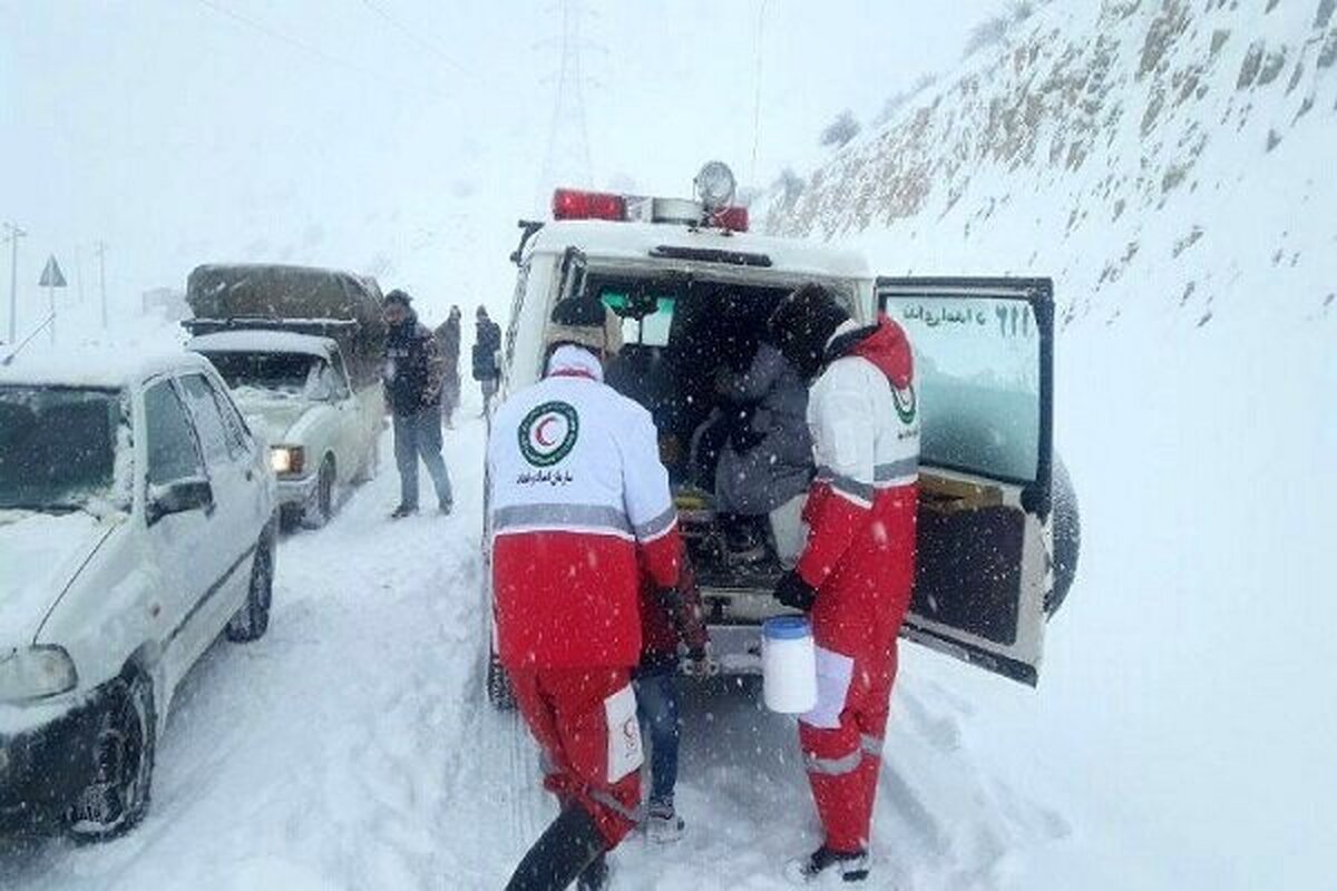 امدادرسانی هلال احمر به ۱۳۰۰ نفر گرفتار شده در برف و کولاک