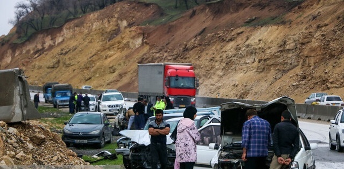 تصادف زنجیره‌ای ۱۵ خودرو در آزادراه قزوین- کرج