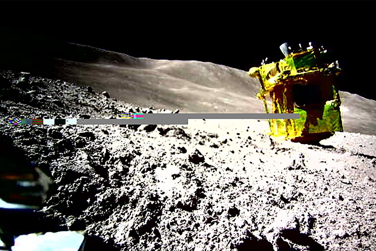 عکس| دسته گلی که ژاپنیها روی ماه به آب دادند عکس| دسته گلی که ژاپنیها روی ماه به آب دادند