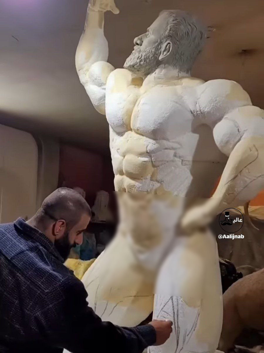 عکس| هادی چوپان و مجسمه‌ غول‌پیکرش