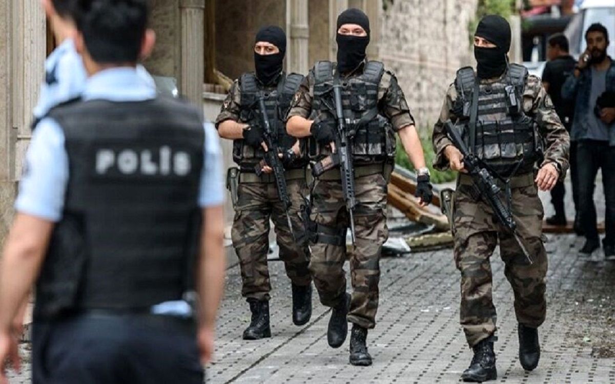 فیلم| لحظه حمله مسلحانه به کلیسای سانتا ماریا در استانبول