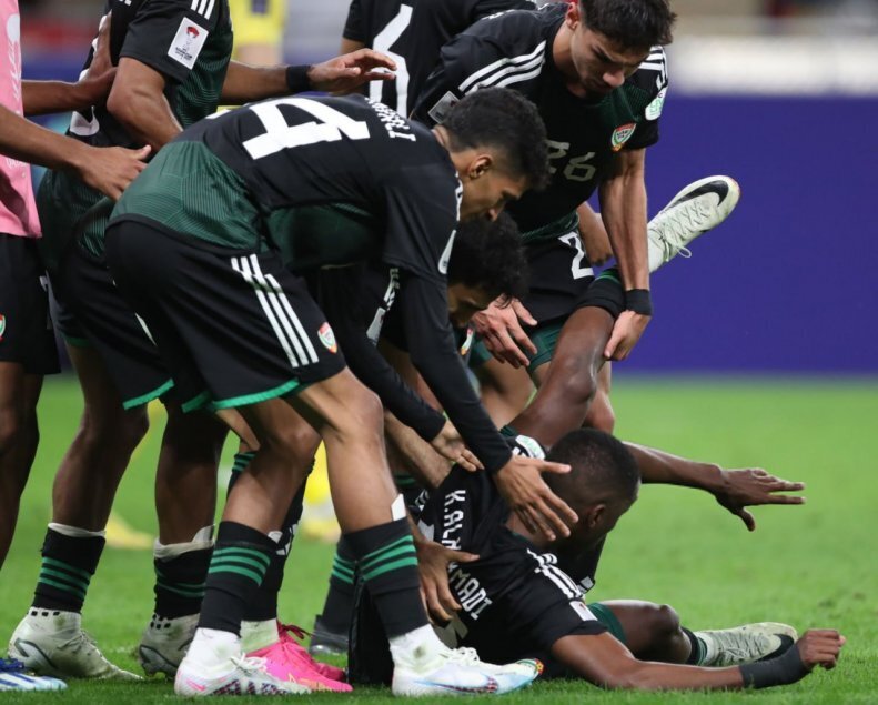 عکس| بازیکن امارات پس از شکست مقابل تاجیکستان از حال رفت عکس| بازیکن امارات پس از شکست مقابل تاجیکستان از حال رفت