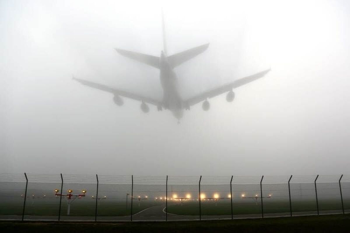 فیلم| مه‌گرفتگی ۲ پرواز فرودگاه کرمان را به تاخیر انداخت