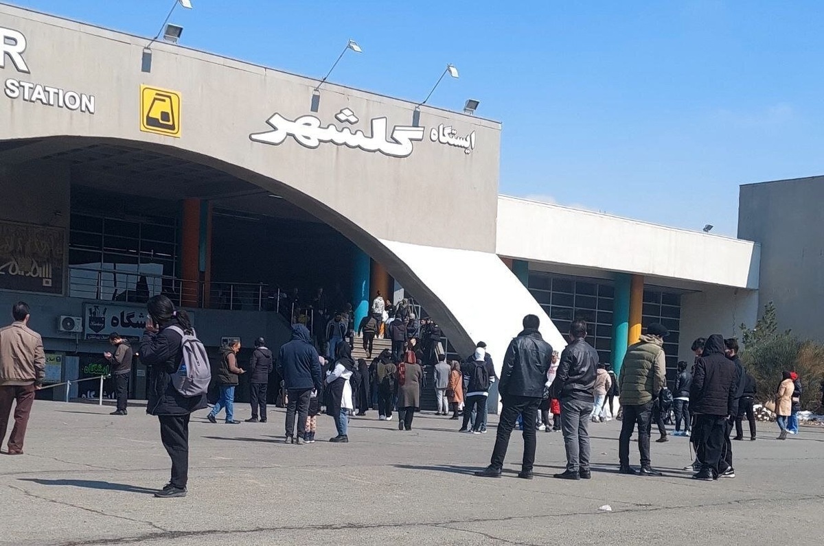 عکس| تصاویری از خروج مسافران از ایستگاه گلشهر به علت آتش سوزی در قطار متروی خط پنج