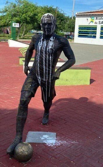 عکس| حمله برزیلی‌های خشمگین به مجسمه دنی آلوس