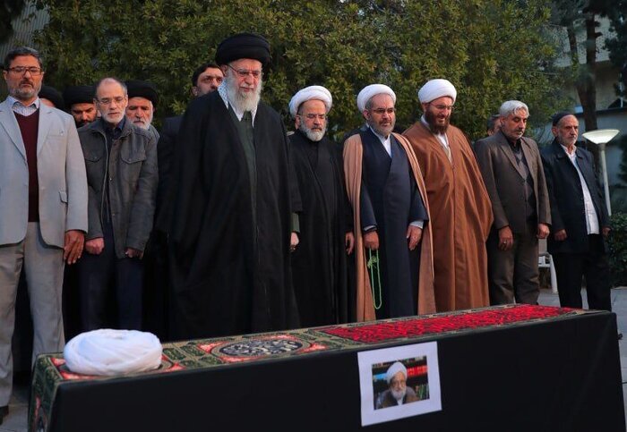 اقامه نماز رهبر انقلاب بر پیکر آیتالله امامی کاشانی اقامه نماز رهبر انقلاب بر پیکر آیتالله امامی کاشانی