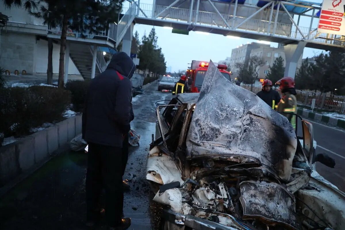 تصادف خودروی پاکبانان با اتوبوس/ یک نفر در آتش جان باخت