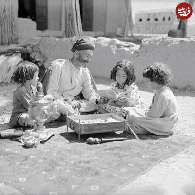 عکس| ژست خاص قصه‌گوی کودکان قدیم کنار منقل و وافور!