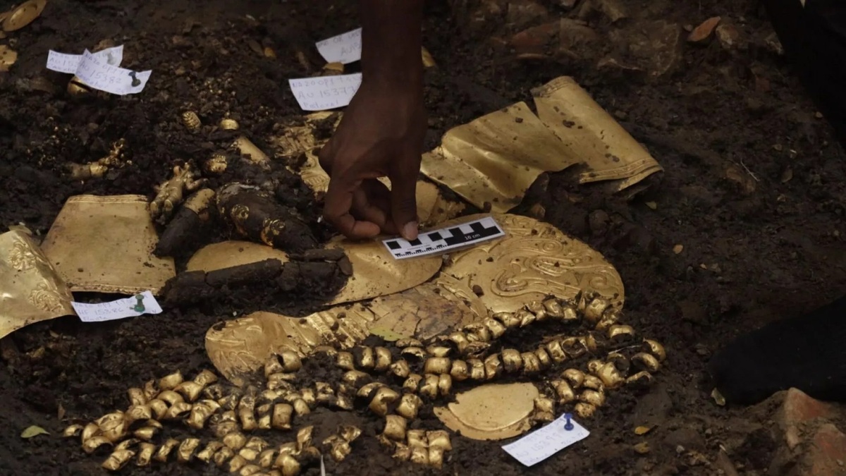 کشف مقبره ۱۲۰۰ ساله مملو از طلا با بقایای ده‌ها نفر + عکس