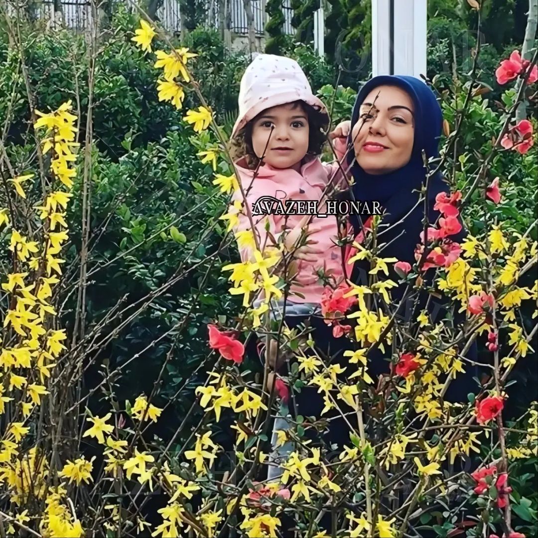 عکس| قابی غم‌انگیز از آزاده نامداری و دخترش گندم