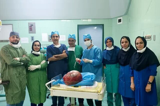 خارج کردن توده ۶ کیلویی از شکم بیمار خارج کردن توده ۶ کیلویی از شکم بیمار