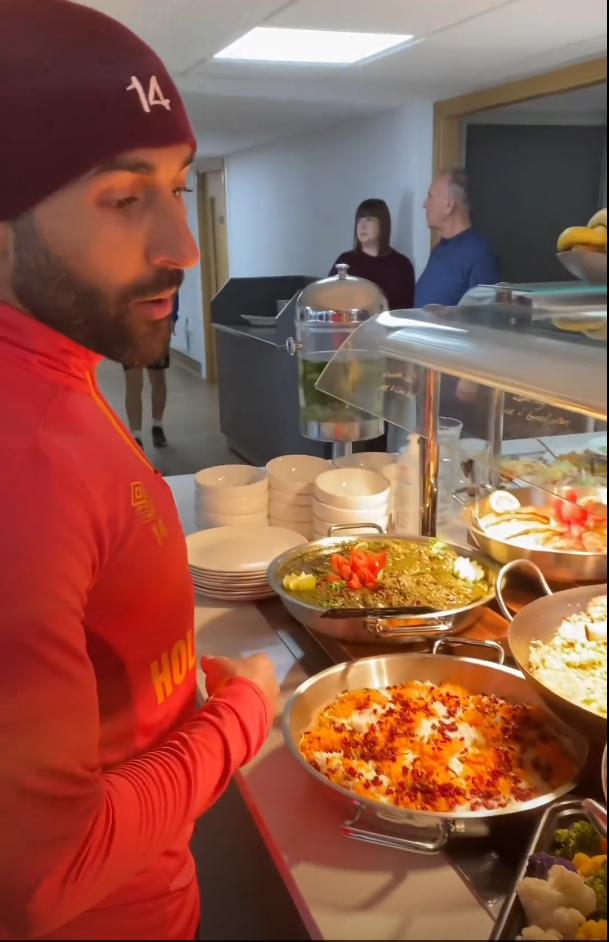 عکس| سامان قدوس غذای ایرانی را به برنتفورد برد