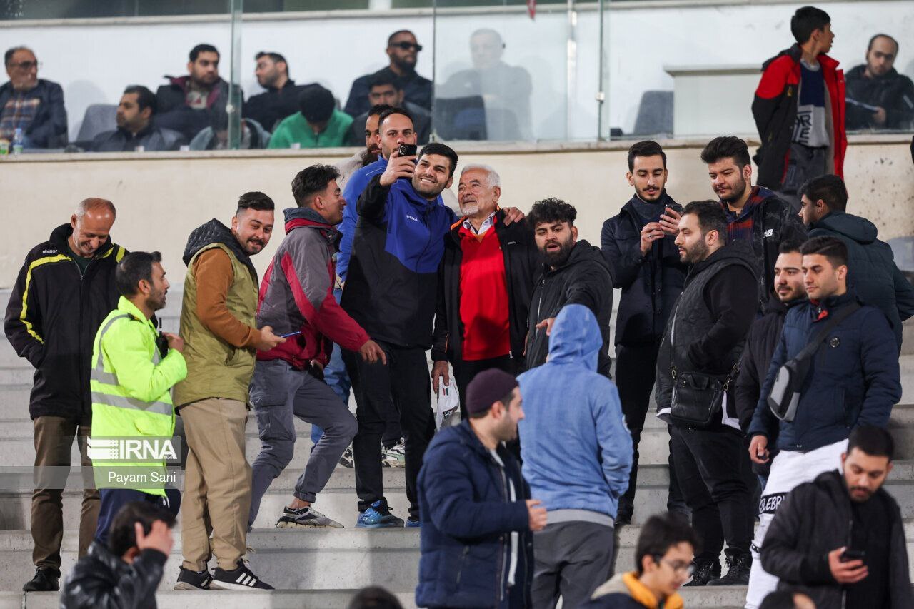 عکس| قابی جالب از صادق بوقی در حاشیه دربی