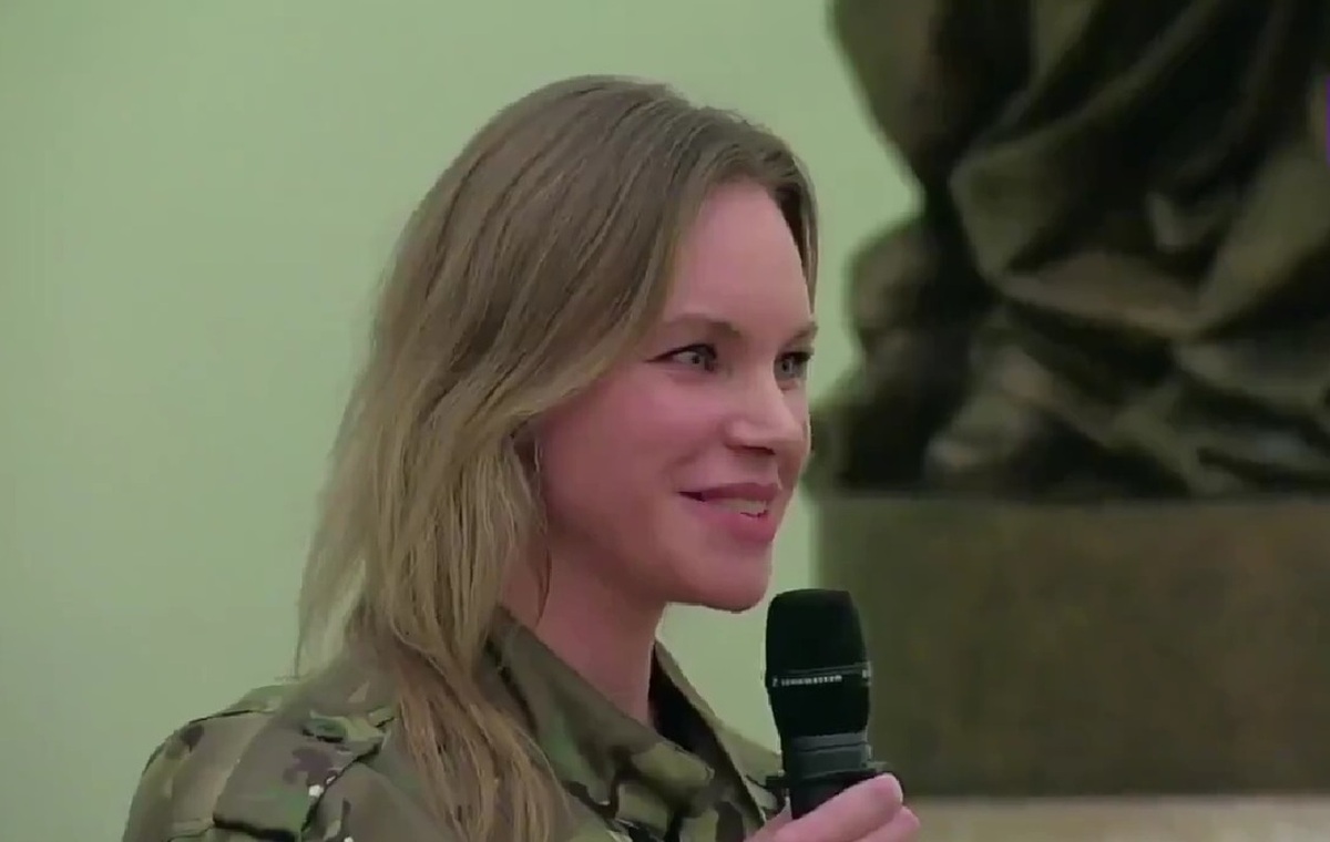 فیلم| شوخی پوتین با زنی که لباس نظامی به تن داشت