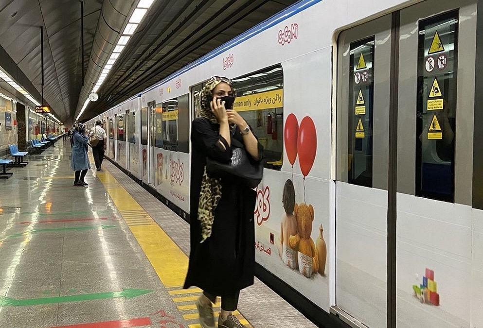 انتشار عکسی از داخل متروی تهران در فضای مجازی با واکنش‌های متفاوتی از سوی...
