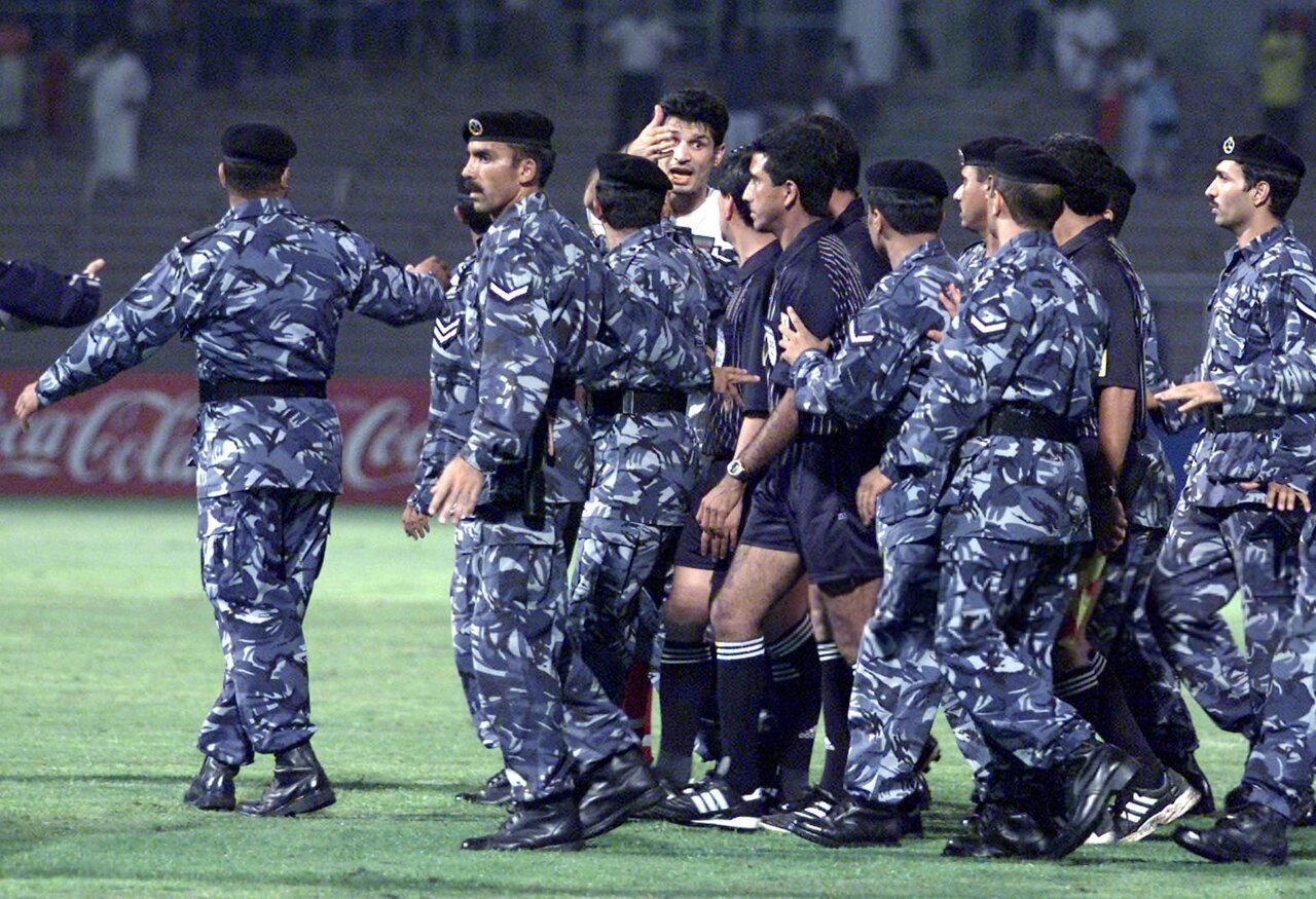 عکس| تصویری دیده نشده از علی دایی در محاصره نیروهای امنیتی