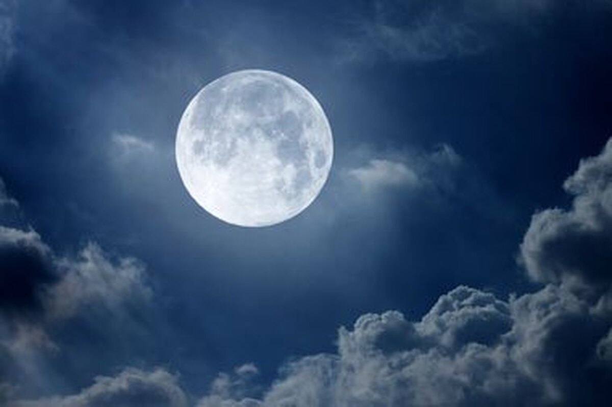 عکس| تصویری جادویی از طلوع زیبای ماه کامل بر فراز قله سبلان