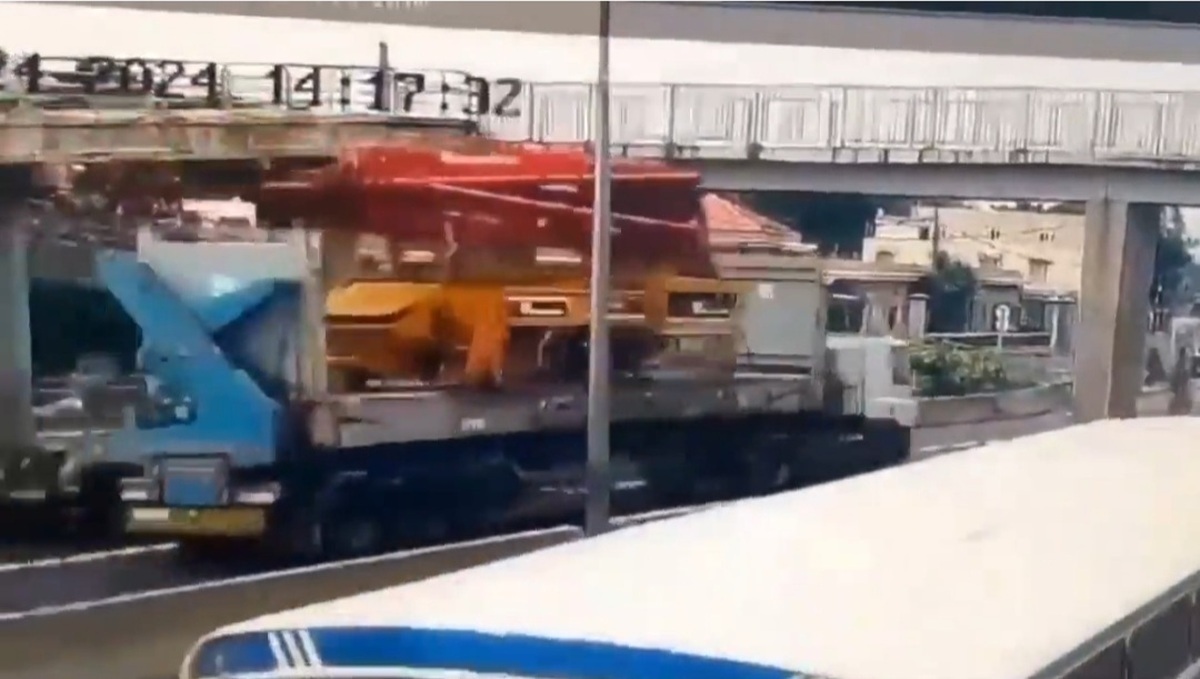 فیلم| برخورد این کامیون با پل هوایی