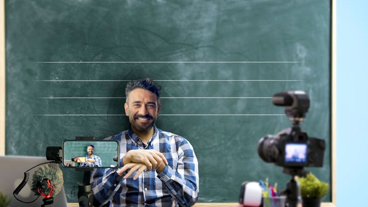 اخراج 2 معلم بلاگر؟