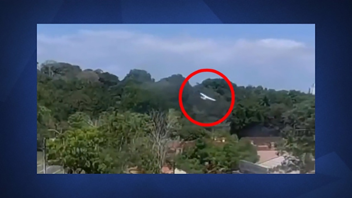 فیلم| لحظه سقوط هواپیما روی بزرگراه