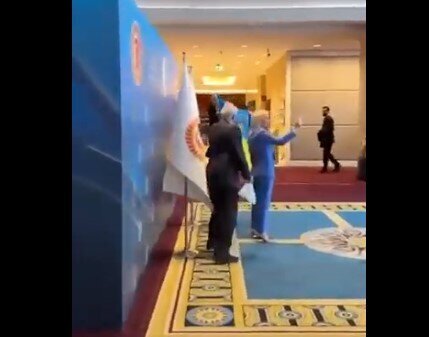 عکس| درگیری فیزیکی بین اعضای هیئت‌های روسیه و اوکراین در آنکارا