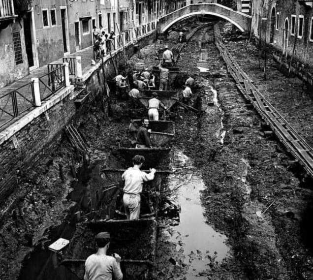 نمایی بسیار متفاوت و قدیمی از یک کانال در ونیز!