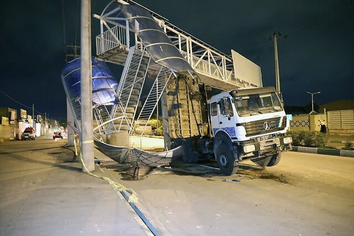 برخورد کامیون به پل عابر پیاده در بلوار رسالت مشهد