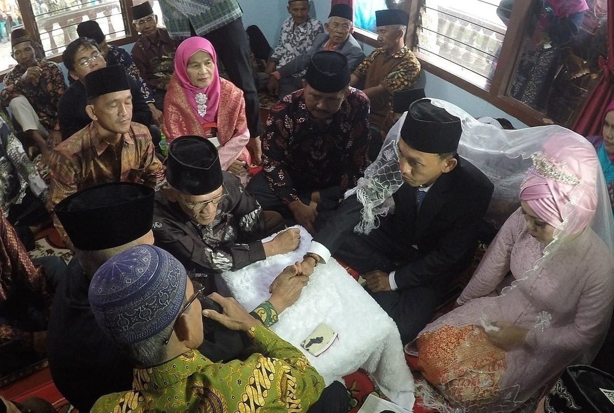 فیلم| عروسی دسته جمعی ۳۰۰ زوج در اندونزی