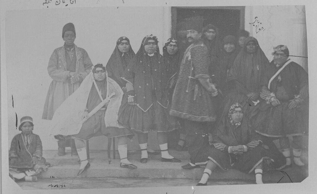 عکس کمتر دیده شده از ناصرالدین شاه در اندرونی حرمسرا