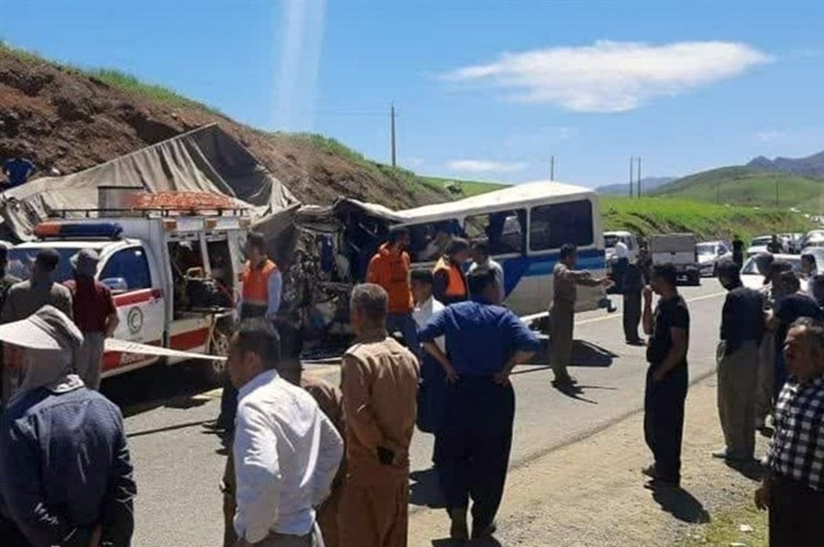 فیلم| شش کشته و ۱۰ مصدوم در تصادف مینی‌بوس و کامیون در کردستان