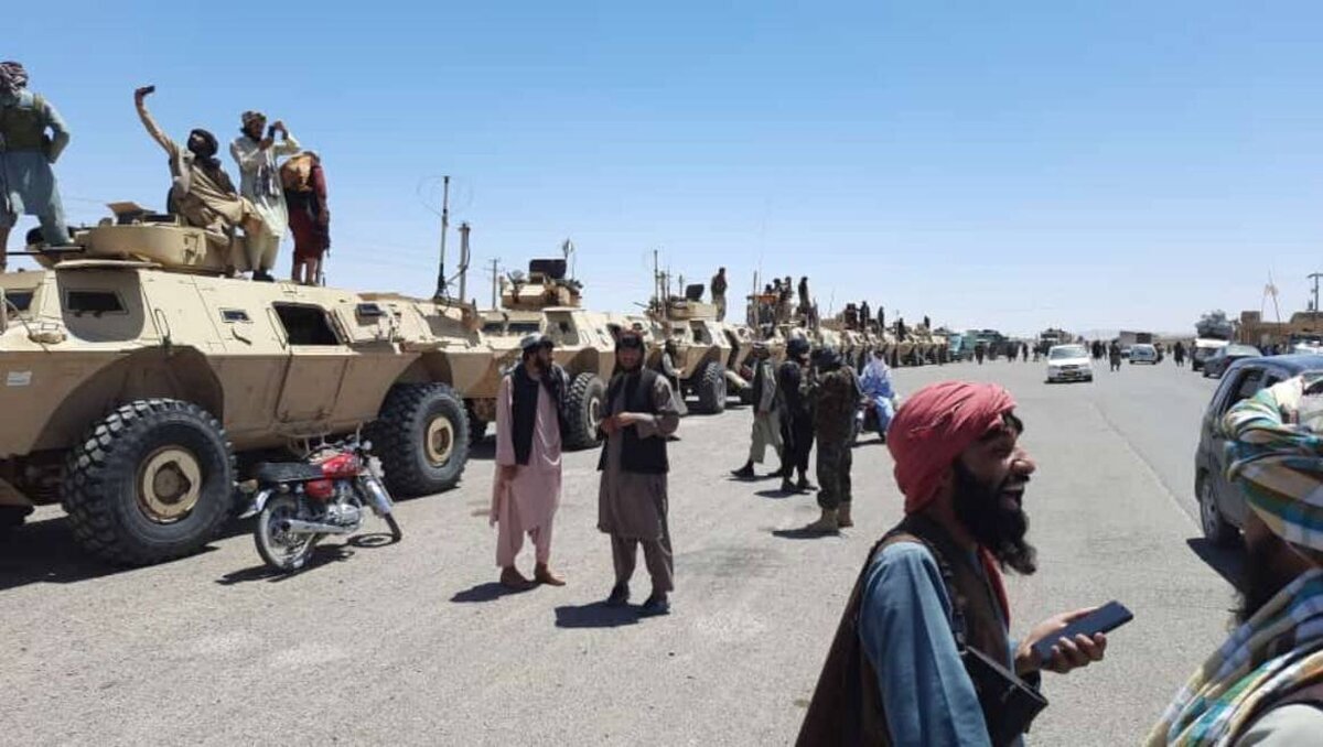 فیلم| طالبان در حال اعزام تجهیزات و خودرو‌های نظامی آمریکایی به مرز ایران