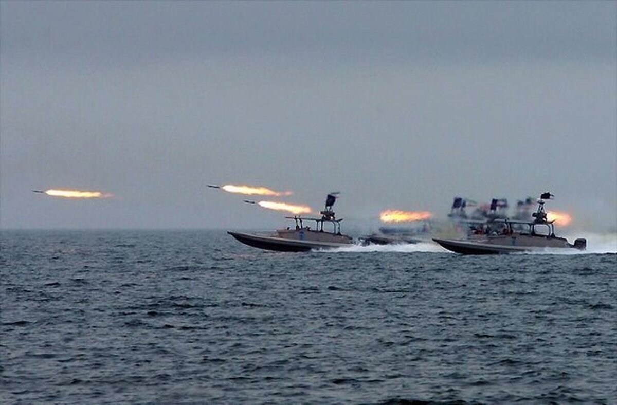 ناوگان انگلیس و آمریکا مدعی تقابل با قایق‌های نظامی ایران شدند| سپاه: کشتی تجاری درخواست کمک کرده بود