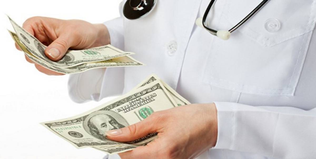 وضعیت مالی پزشکان به قدری ناگوار است که به مسافرکشی و دلارفروشی روی آورده‌اند!
