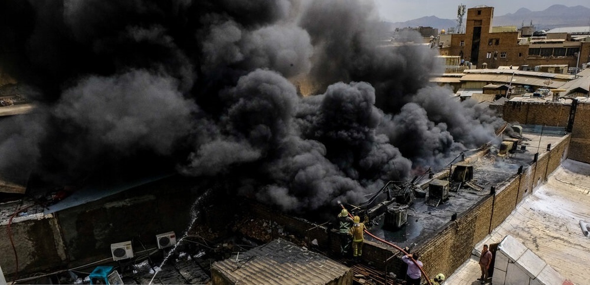 آتش‌سوزی بازار چسب تهران هنوز ادامه دارد