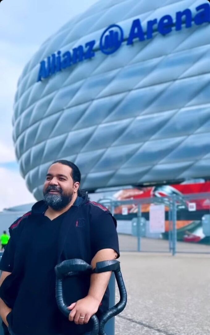 عکس| ژست جالب رضا صادقی مقابل استادیوم بایرن مونیخ