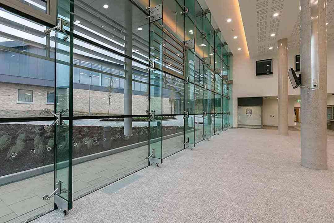 نمای اسپایدر شیشه‌ای چه در کاربردی در معماری ساختمان دارد؟