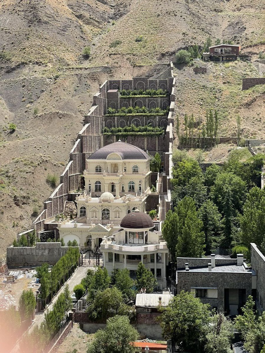 عکس| این ویلای لاکچری و غیرقانونی در دل کوه برای کیست؟ عکس| این ویلای لاکچری و غیرقانونی در دل کوه برای کیست؟