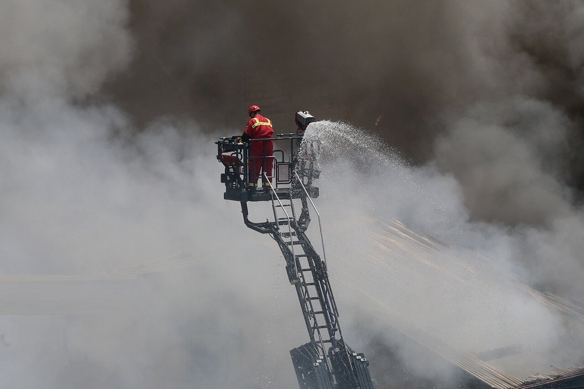 آتش‌سوزی آپارتمان ۵ طبقه در شیراز / ۸ کشته و زخمی