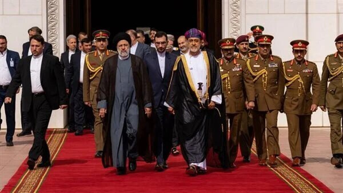 چه کسانی سلطان عمان را در سفرش به تهران همراهی می‌کنند؟