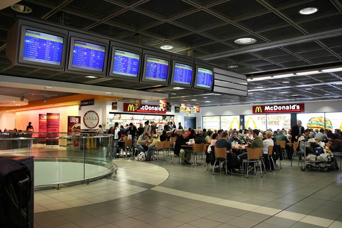 چرا غذا و نوشیدنی در فرودگاه‌ها همیشه گران است؟