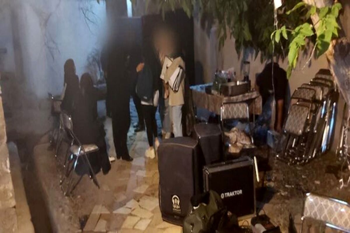 بازداشت 23 نفر در مهمانی مختلط در قم بازداشت 23 نفر در مهمانی مختلط در قم