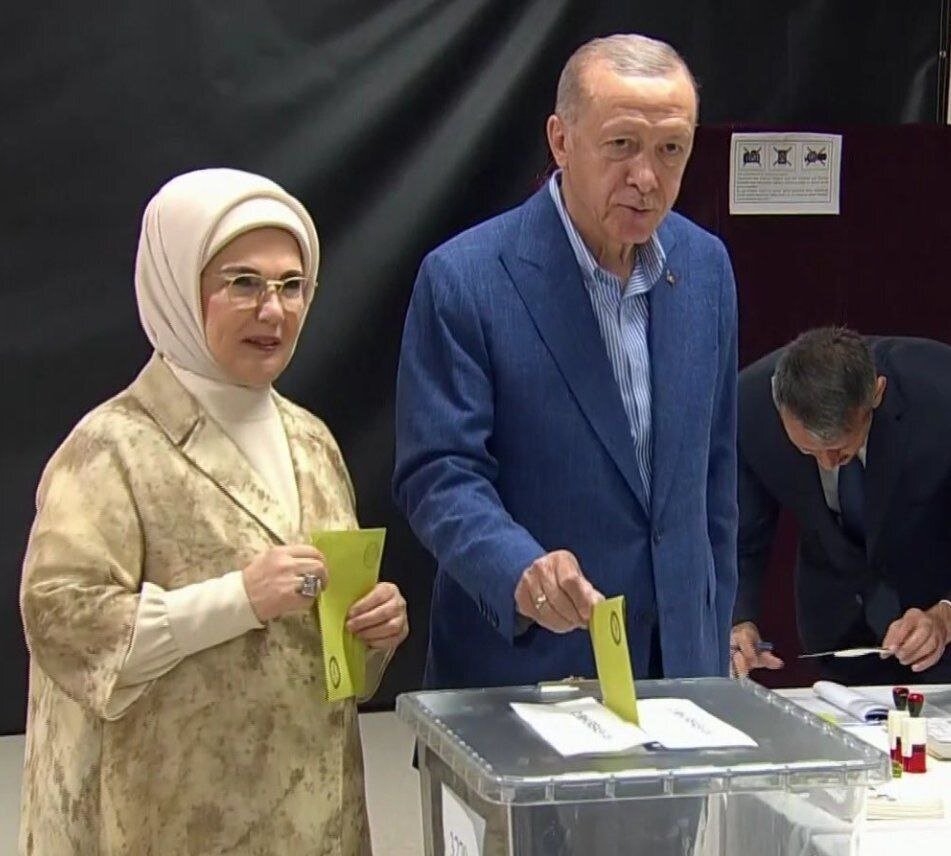 اردوغان و قلیچدار پای صندوق آرا رفتند؛ پوشش متفاوت همسران/عکس