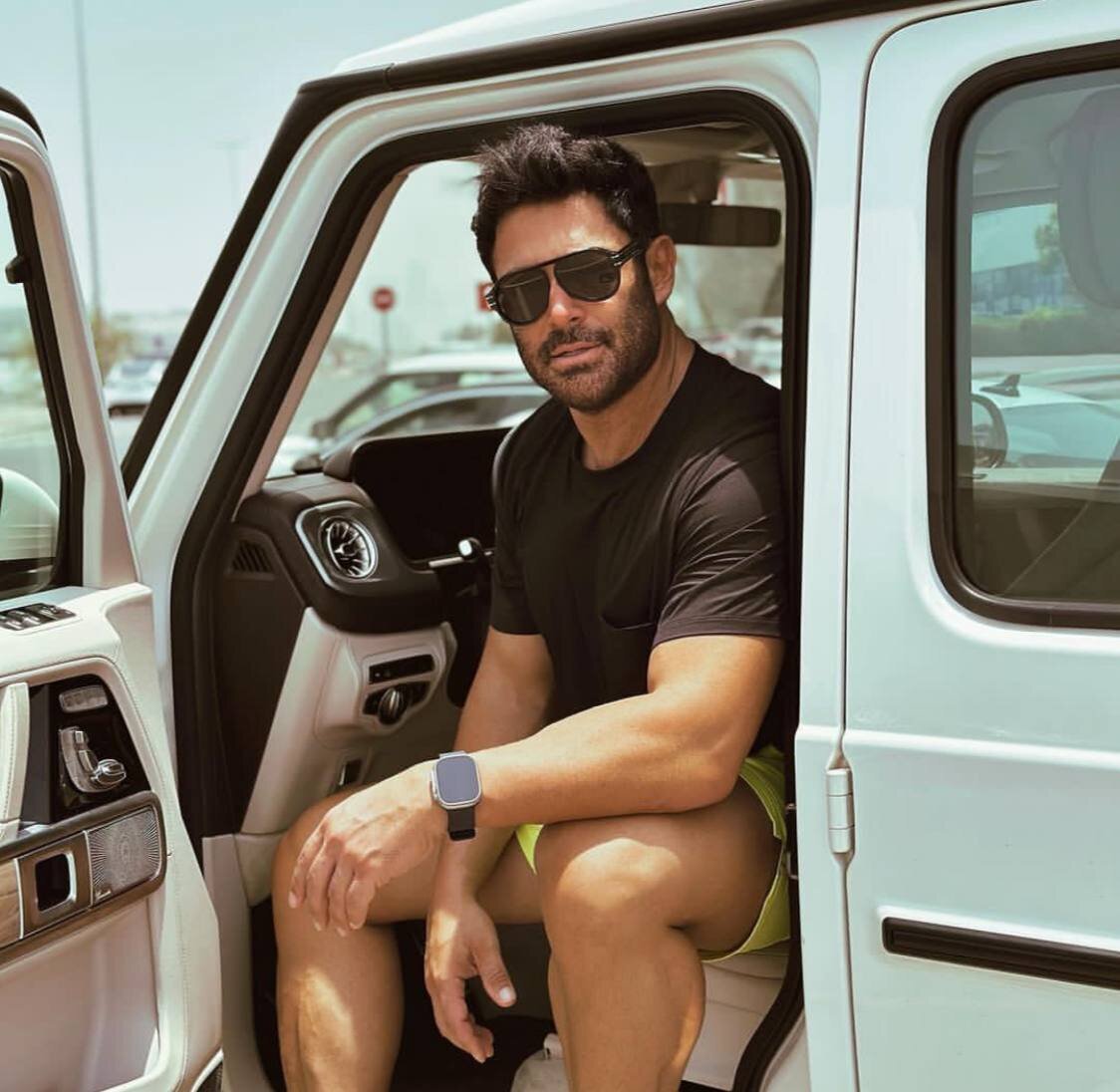 عکس| شوآف جدید محمدرضا گلزار، شلوارک با مرسدس بنز میلیاردی