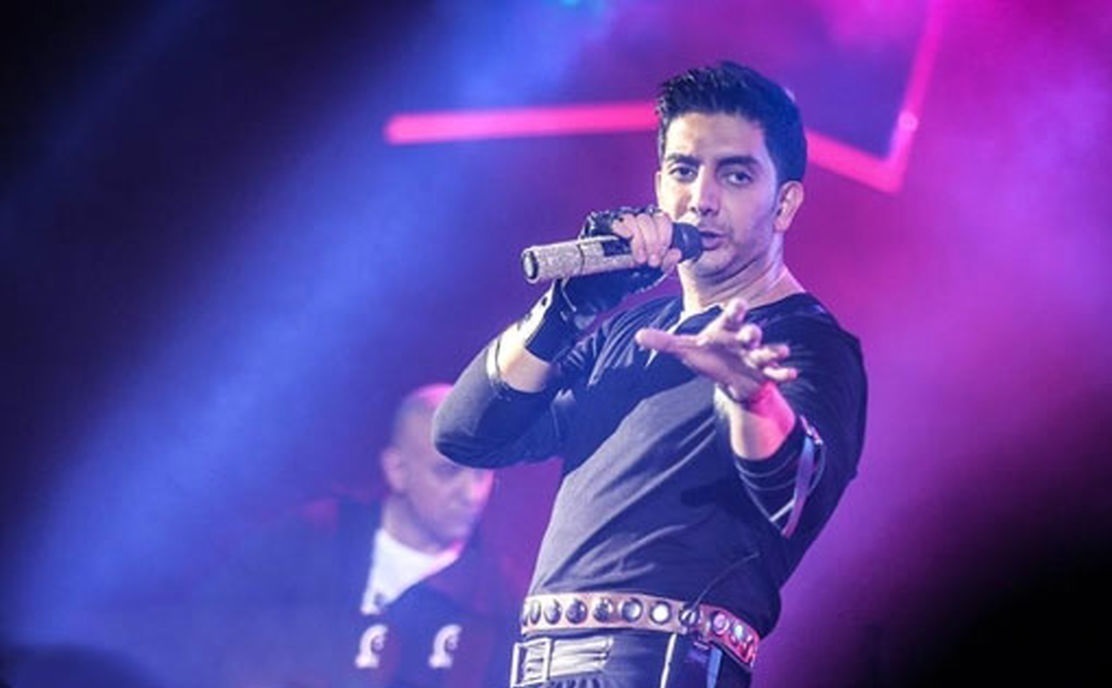 فیلم| کتک خوردن هوادار فرزاد فرزین روی استیج!