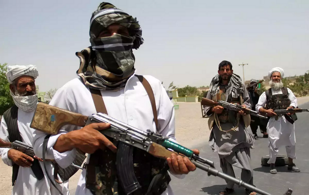 طالبان دو نفر به دلیل ارتباط نامشروع از طریق تلفن بازداشت کرد!