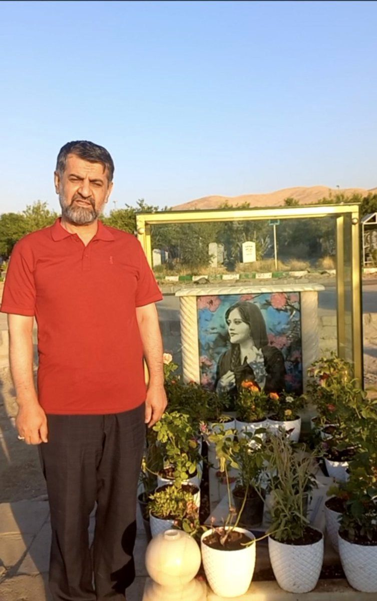 عکسی از حضور مدیرمسئول سابق کیهان بر مزار مهسا امینی