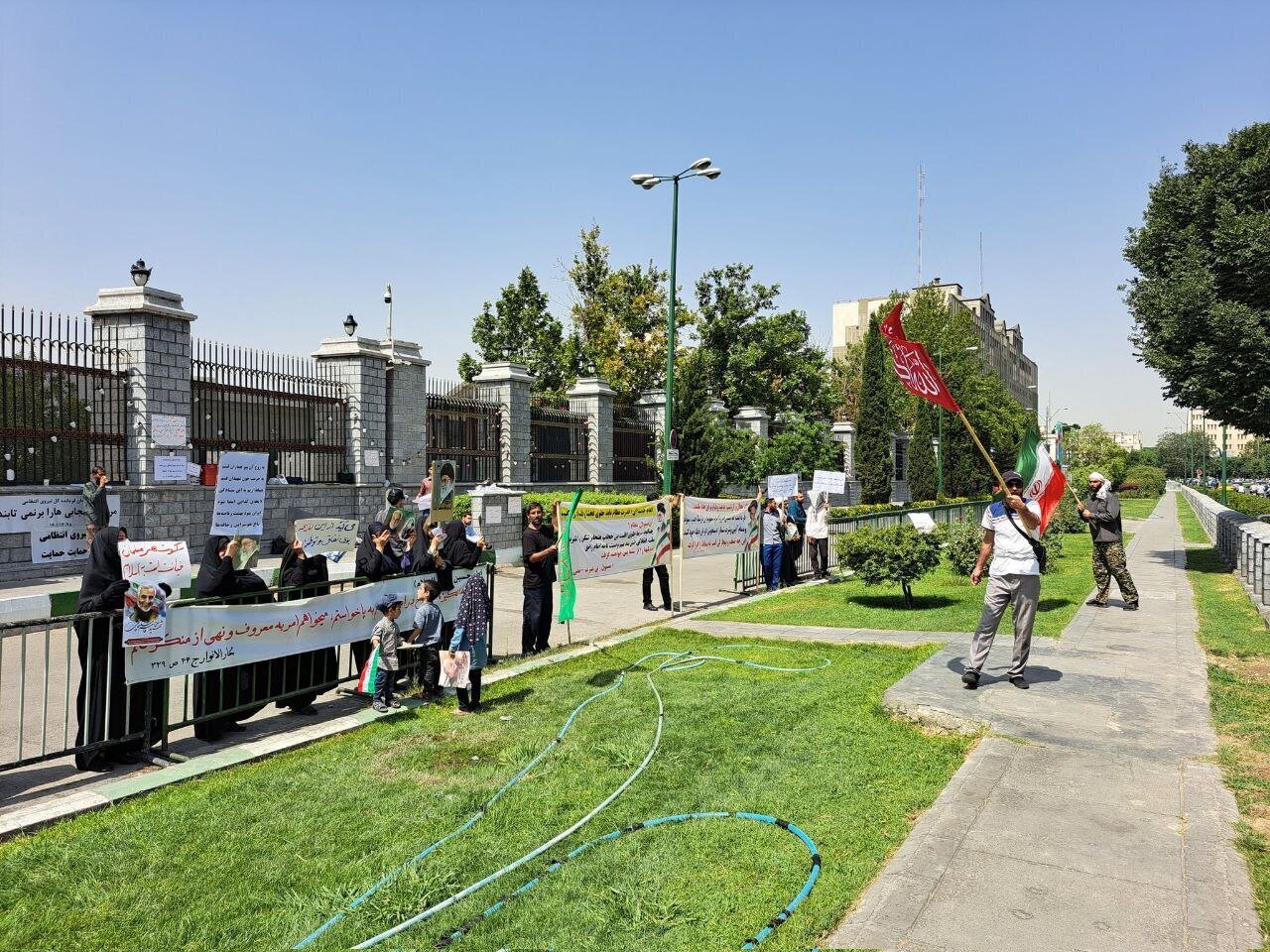 شعار‌های تند و عجیب در تجمع مخالفان لایحه حجاب جلوی مجلس!