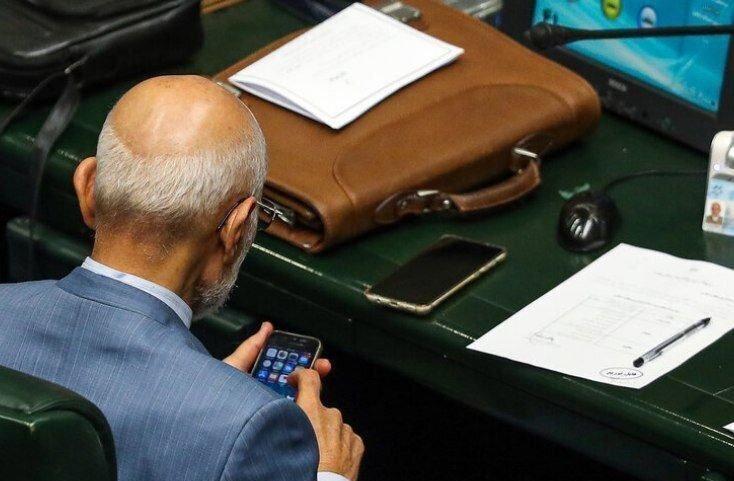 تصویری جنجالی از میرسلیم حین کار کردن با گوشی آیفون آمریکایی!