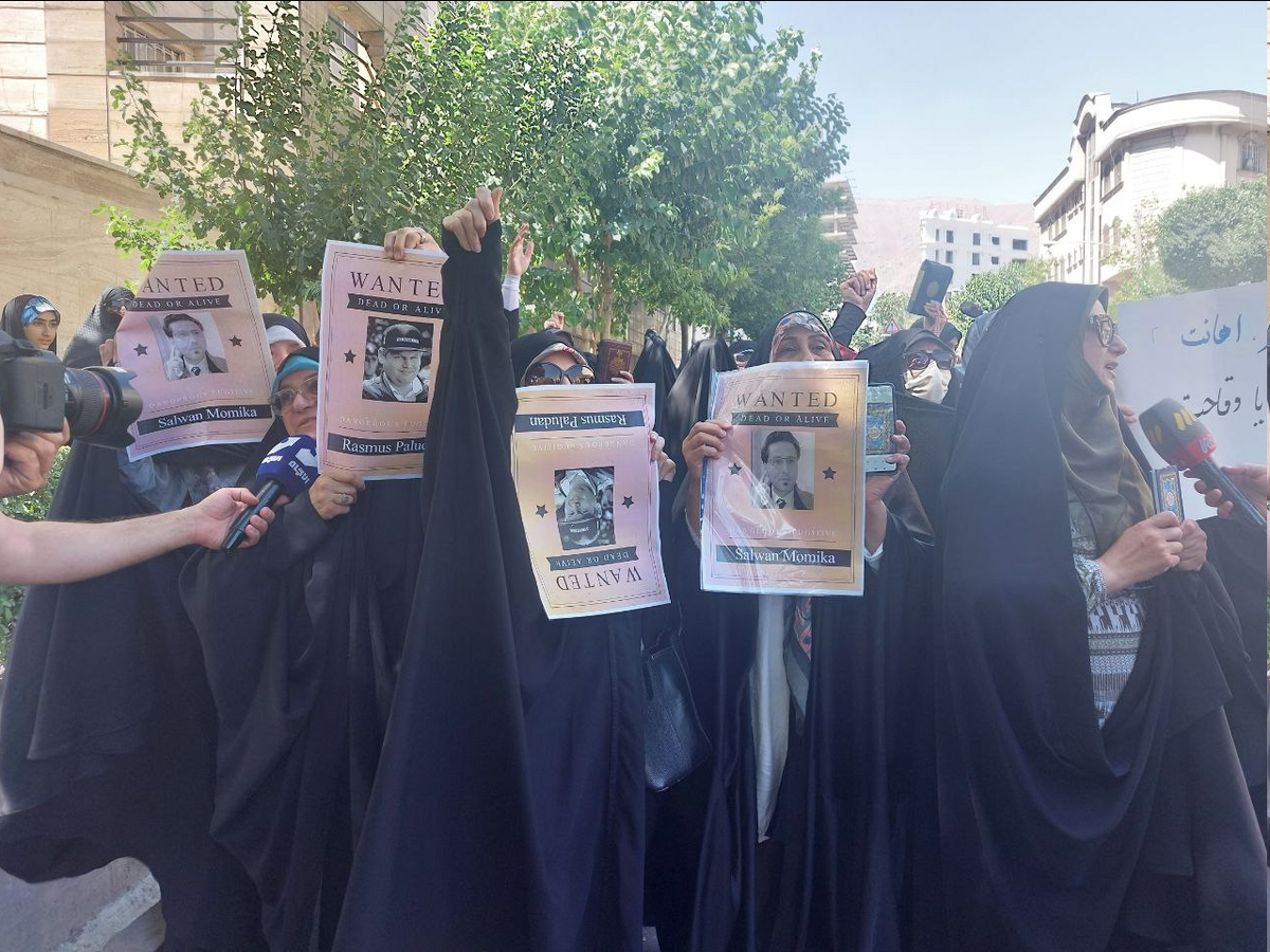عکس| تجمع مقابل سفارت سوئد در تهران و آتش زدن پرچم