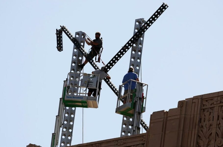 لحظه دیدنی پایین کشیدن لوگوی جدید توییتر/ عمر کوتاه درخشش ایکس/ عکس لحظه دیدنی پایین کشیدن لوگوی جدید توییتر/ عمر کوتاه درخشش ایکس/ عکس